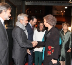 Doña Sofía recibe el saludo de Imanol Arias, protagonista de la película "Vicente Ferrer", a su llegada al Cine Callao